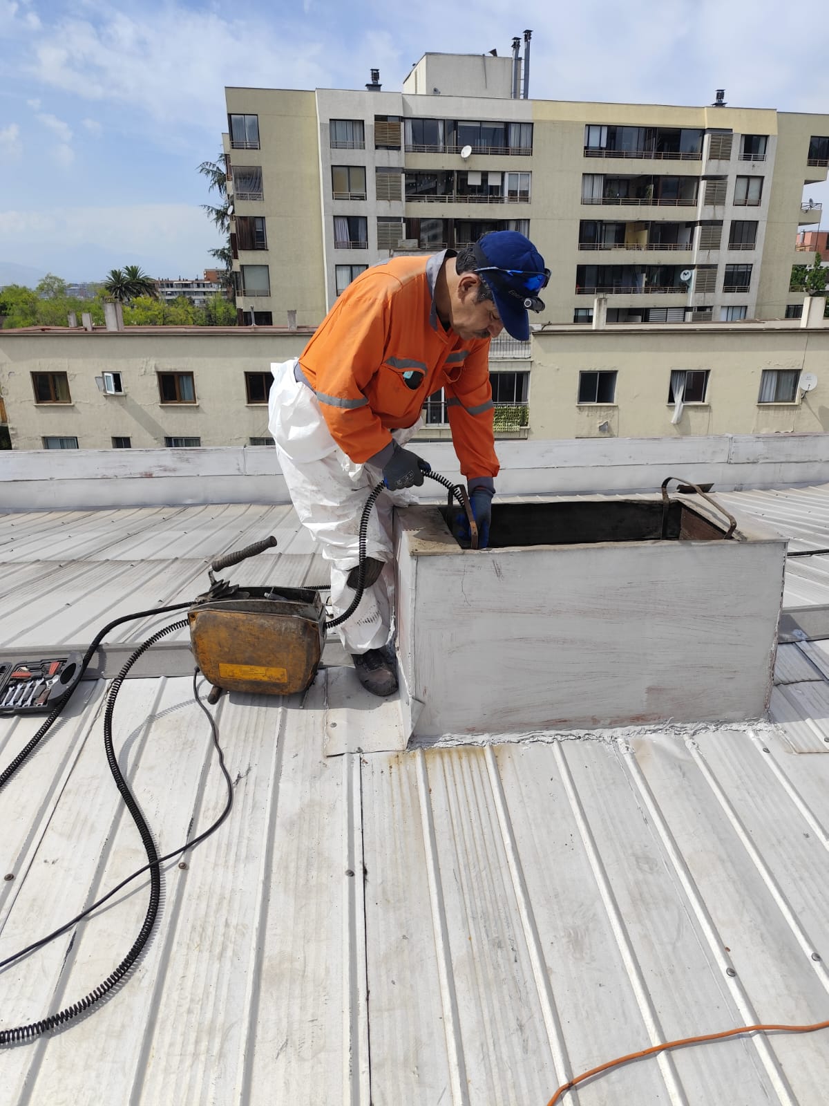 Técnico profesional realizando destape de alcantarillado
